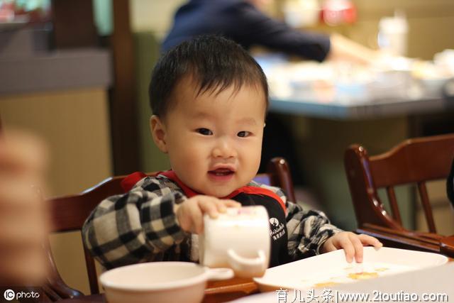 小孩不是缩小版的大人，没到这个年龄吃大人饭影响孩子健康成长