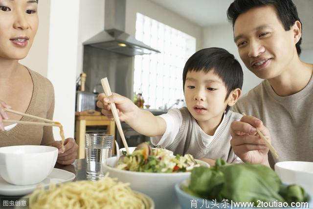 小孩不是缩小版的大人，没到这个年龄吃大人饭影响孩子健康成长