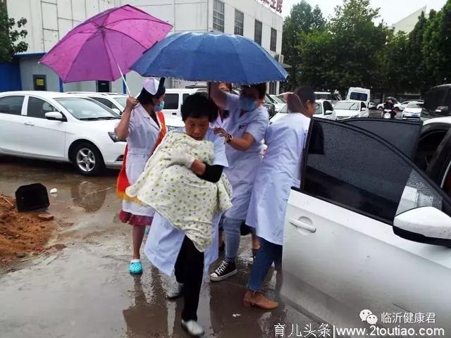 惊心动魄！临沂孕妇车中分娩，这伙医护人员冒雨冲了出去