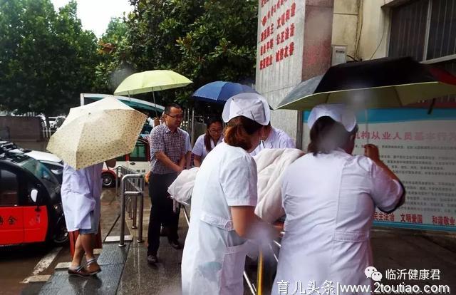 惊心动魄！临沂孕妇车中分娩，这伙医护人员冒雨冲了出去