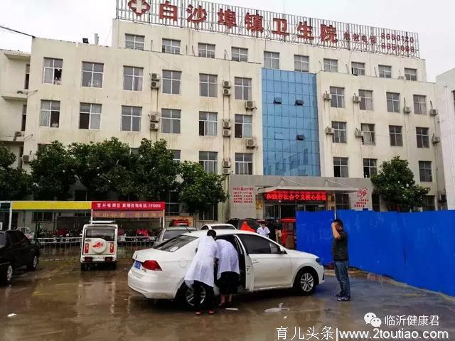 惊心动魄！临沂孕妇车中分娩，这伙医护人员冒雨冲了出去