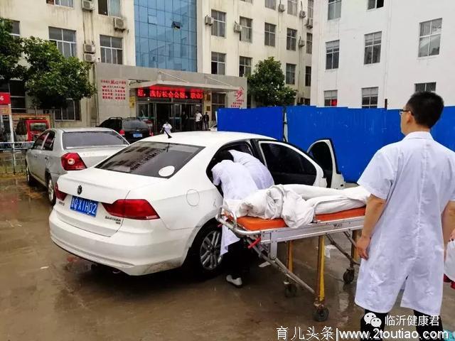 惊心动魄！临沂孕妇车中分娩，这伙医护人员冒雨冲了出去