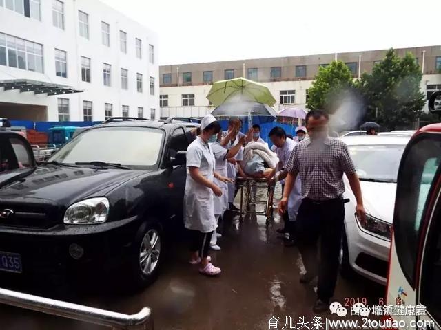 惊心动魄！临沂孕妇车中分娩，这伙医护人员冒雨冲了出去