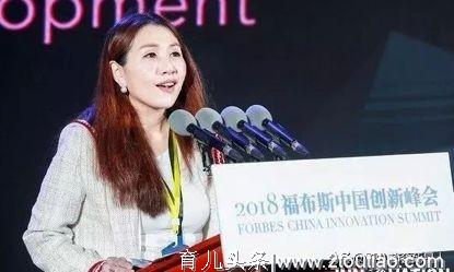 赌王最叛逆女儿结婚，手臂一串金镯亮瞎眼，怀孕后的她胖成地主婆