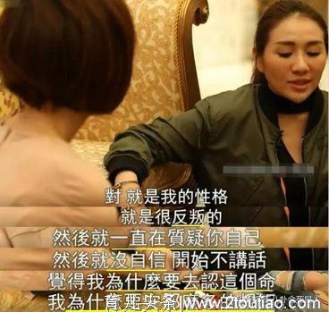 赌王最叛逆女儿结婚，手臂一串金镯亮瞎眼，怀孕后的她胖成地主婆