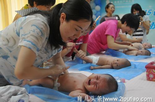 抚触宝宝好处多！儿科医生：做到“两常摸三不碰”，孩子健康聪明