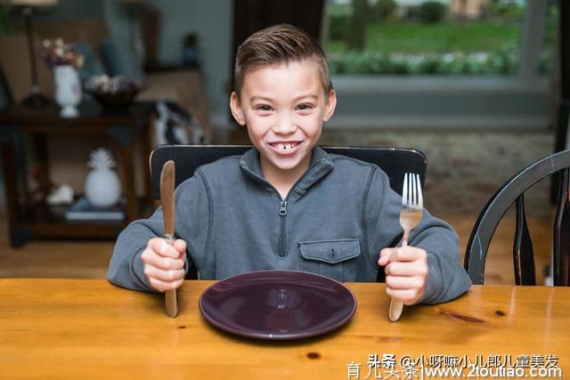 孩子吃饭妈妈顿顿追着喂？方法没用对，让孩子独立吃饭你得这样做