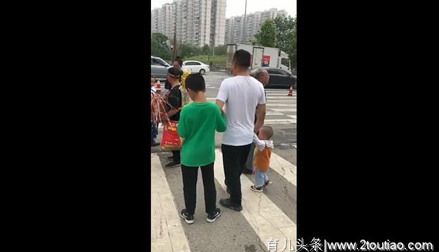 孩子沉迷玩手机怎么办？为了孩子的健康，合格的家长做好3件事