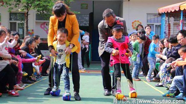 幼儿园开着空调，宝宝却热出痱子？家长起疑心看监控，很心疼