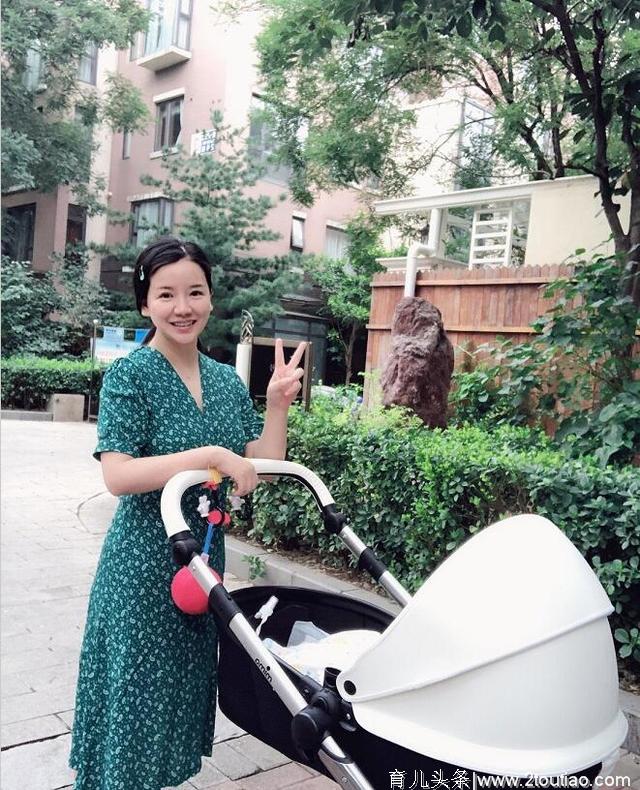 红果果产后恢复出门遛娃，素颜出镜气色红润，容颜依旧宛如少女