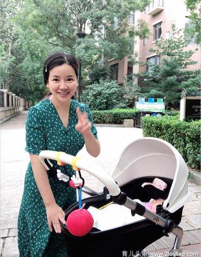 红果果产后恢复出门遛娃，素颜出镜气色红润，容颜依旧宛如少女