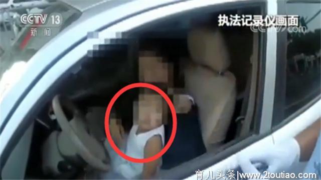 惊出一身冷汗！年轻妈妈怀抱幼儿开车 开出“S”形