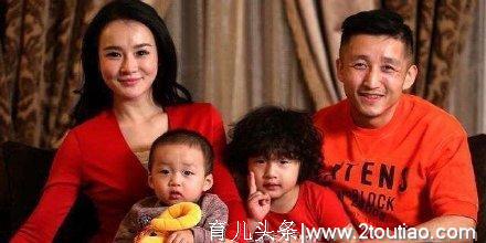 邹市明小儿子照片首曝光，妻子产后恢复惊人，四个男人爱着太幸福