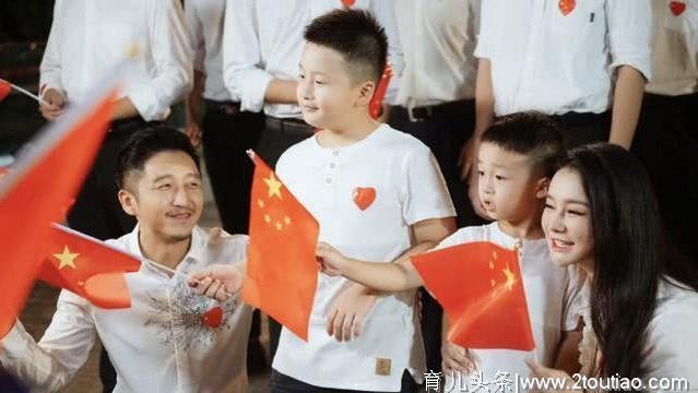 邹市明小儿子照片首曝光，妻子产后恢复惊人，四个男人爱着太幸福