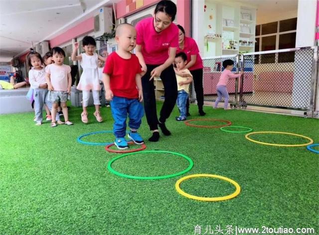 “让孩子赢在起跑线！”孩子上早教班真的好吗？当心花钱买回厌学