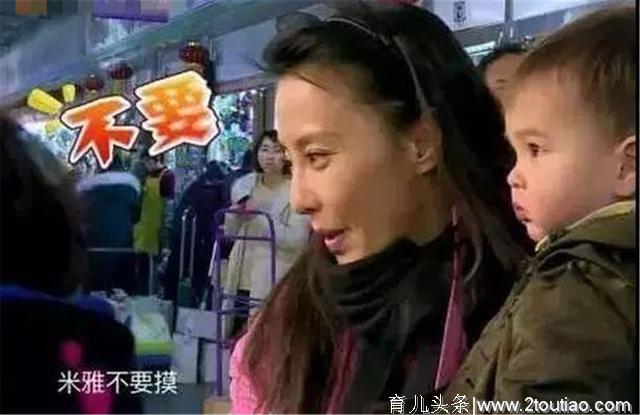 女明星3岁女儿遭幼儿园劝退，这种过度保护的育儿方式，你有吗？