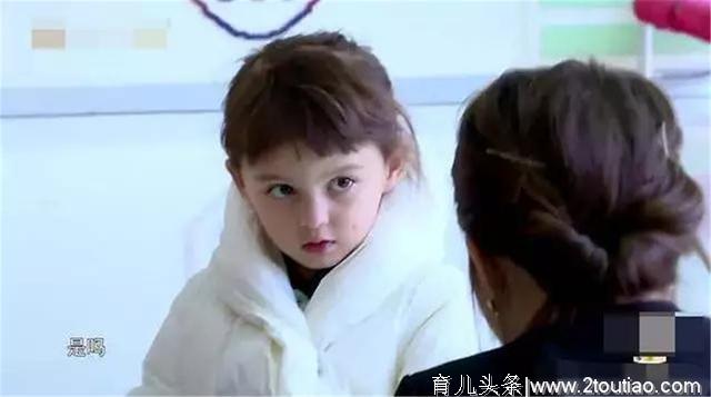 女明星3岁女儿遭幼儿园劝退，这种过度保护的育儿方式，你有吗？