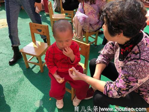 两岁宝宝金口难开，爸爸妈妈挥金如土，专家：让奶奶离开宝宝