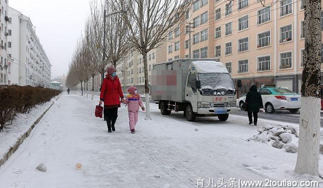 冬季孩子上学太辛苦？其实父母也没好到哪去，这些画面让人心酸