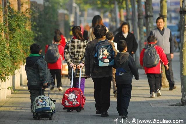 冬季孩子上学太辛苦？其实父母也没好到哪去，这些画面让人心酸