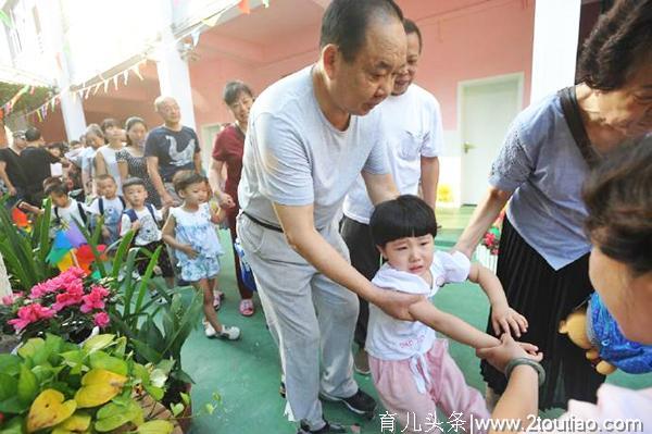 育儿议题：哭一会儿就好，这是必经之路？孩子多大送幼儿园最好？