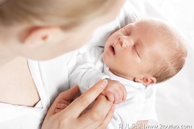 刚生孩子就是没奶、新生儿不会饿、不能大补催奶，产后母乳这样喂