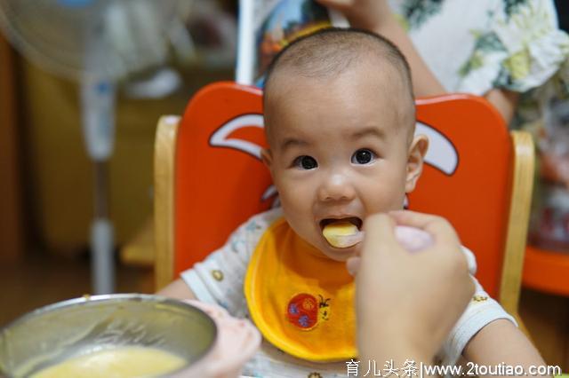 给宝宝添加辅食可是一门大学问，这些常见的误区，家长们快自查