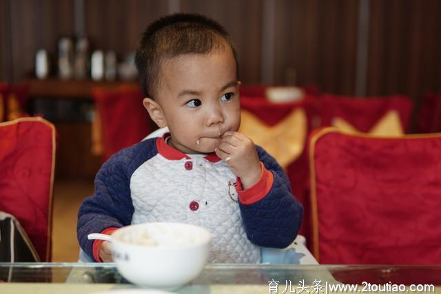 给宝宝添加辅食可是一门大学问，这些常见的误区，家长们快自查