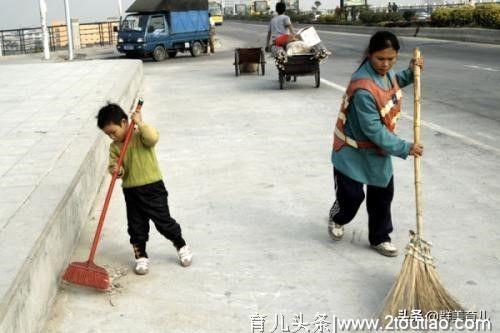 穷人家孩子早当家，男童雨天帮爸爸推车，恶劣环境培养懂事孩子