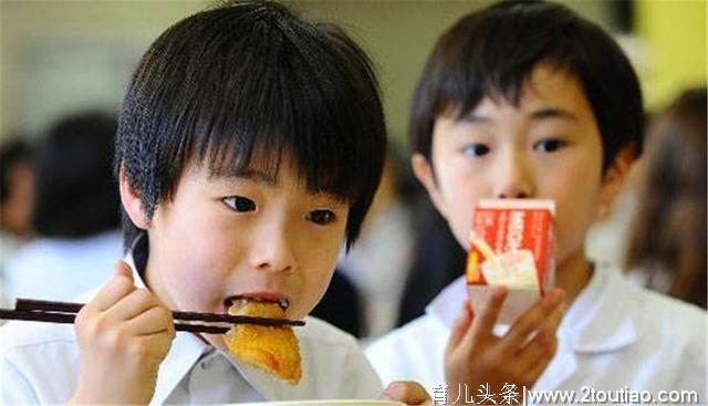 只爱吃肉不爱吃菜，孩子严重挑食怎么办？家长得学会“套路”