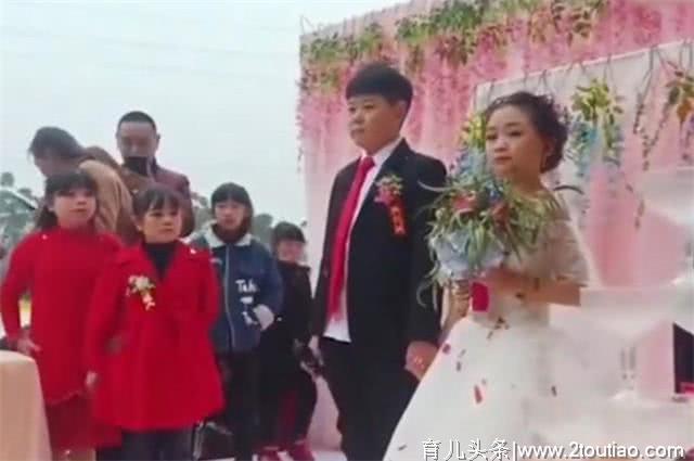 “最美袖珍女”结婚，婚后想开始生儿育女，网友担忧：孩子咋生？