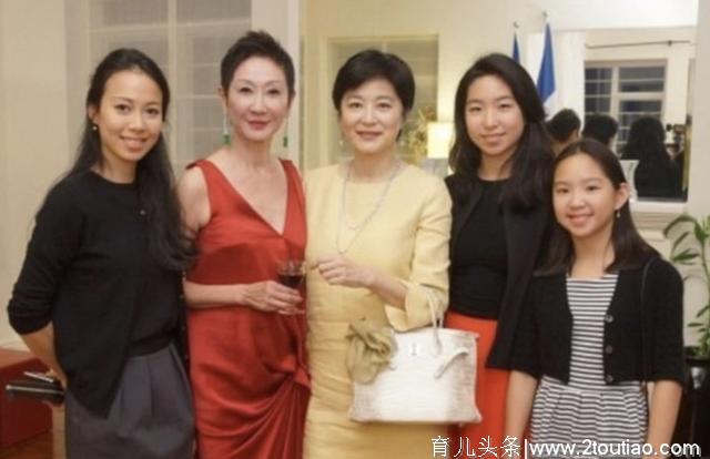 林青霞3个女儿长大了，颜值不如妈妈，网友调侃：爸爸基因太强大