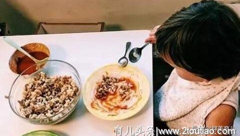 孩子学着独立用餐，真正的“靠脸吃饭”，没想到让家长笑出声