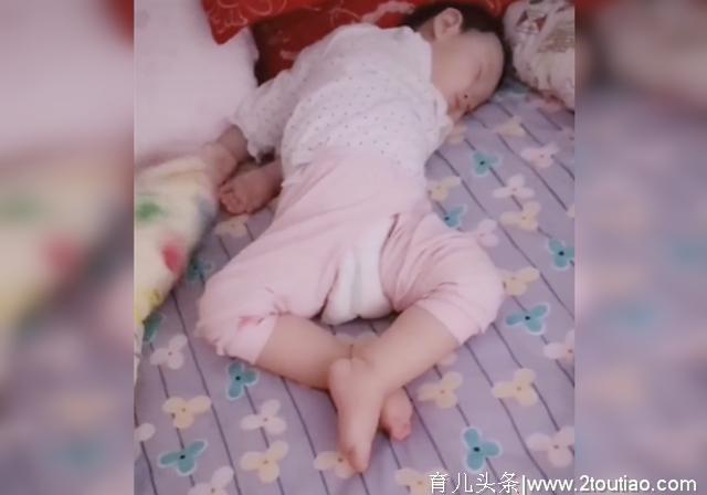 宝宝睡姿排行榜出炉，被子下的“奇葩”睡姿，快把网友笑疯了