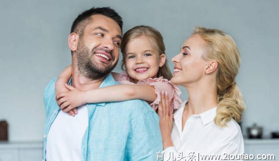 这四张父女照火了，网友：女儿长大了，而爸爸的鞋子从没换过