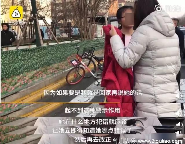 11岁被妈妈扒光，全车人拍照：有多少孩子，被淹死在羞辱式教育里