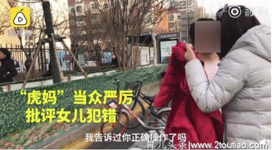 11岁被妈妈扒光，全车人拍照：有多少孩子，被淹死在羞辱式教育里