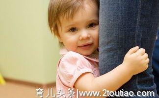 孩子认生是胆小？其实是陌生人焦虑，父母正确做法不勉强Ta打招呼