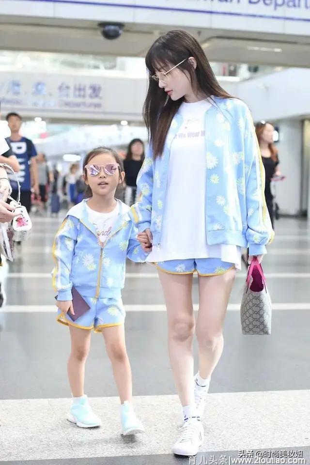 李小璐携女儿一起营业，穿蓝色小雏菊亲子装走机场，美成姐妹花