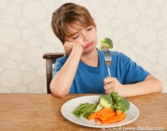 “挑食”影响孩子健康成长，家长学会这3招，孩子吃啥饭都香