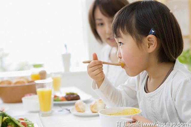 培养孩子自己吃饭能力，这3个最佳时期不要错过，越早培养越省心
